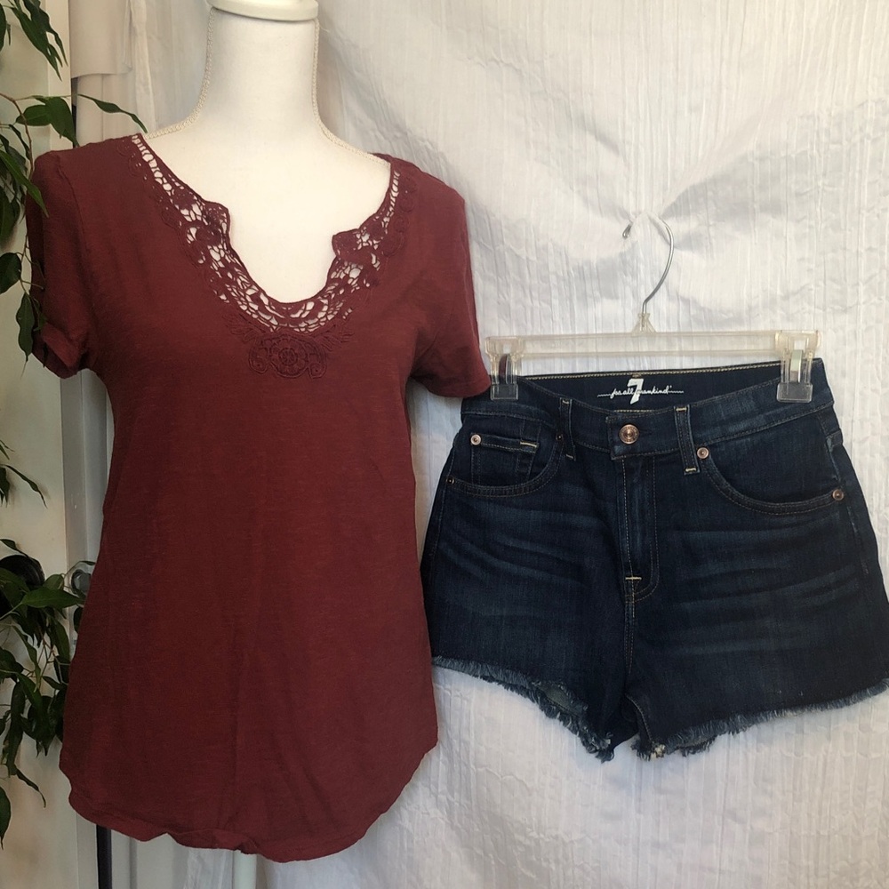 7 FOR ALL MANKIND sz 2 denim shorts w/ fringe & LOFT rust short sleeve lace top